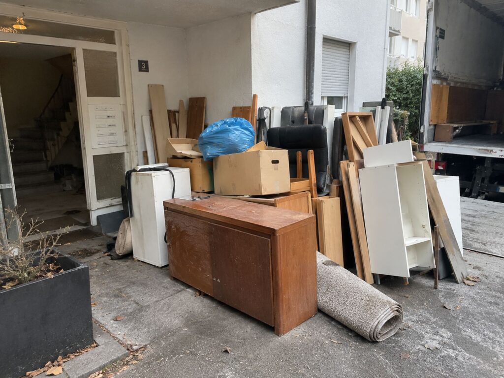Möbel und Kartons werden in einen Transporter geladen