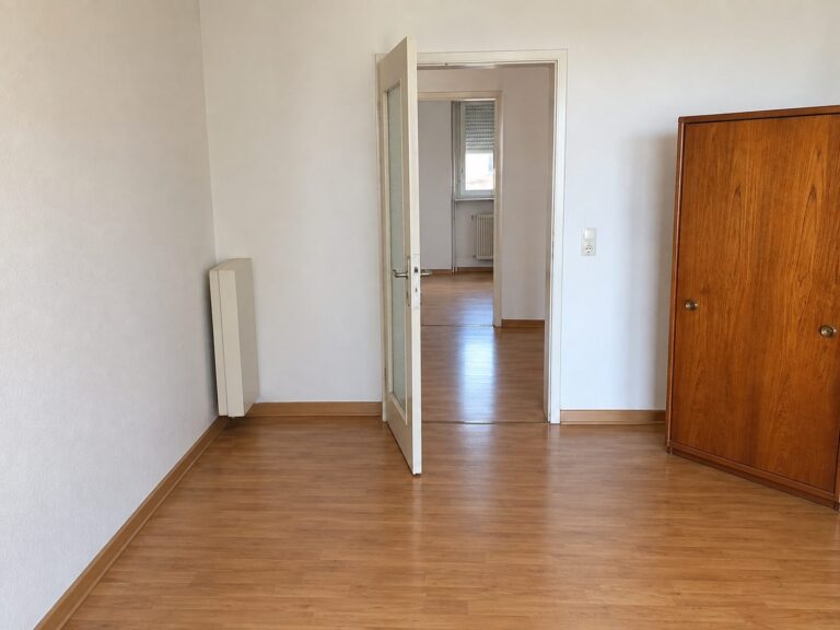 Dasselbe Zimmer nach der Entrümpelung, leer und besenrein